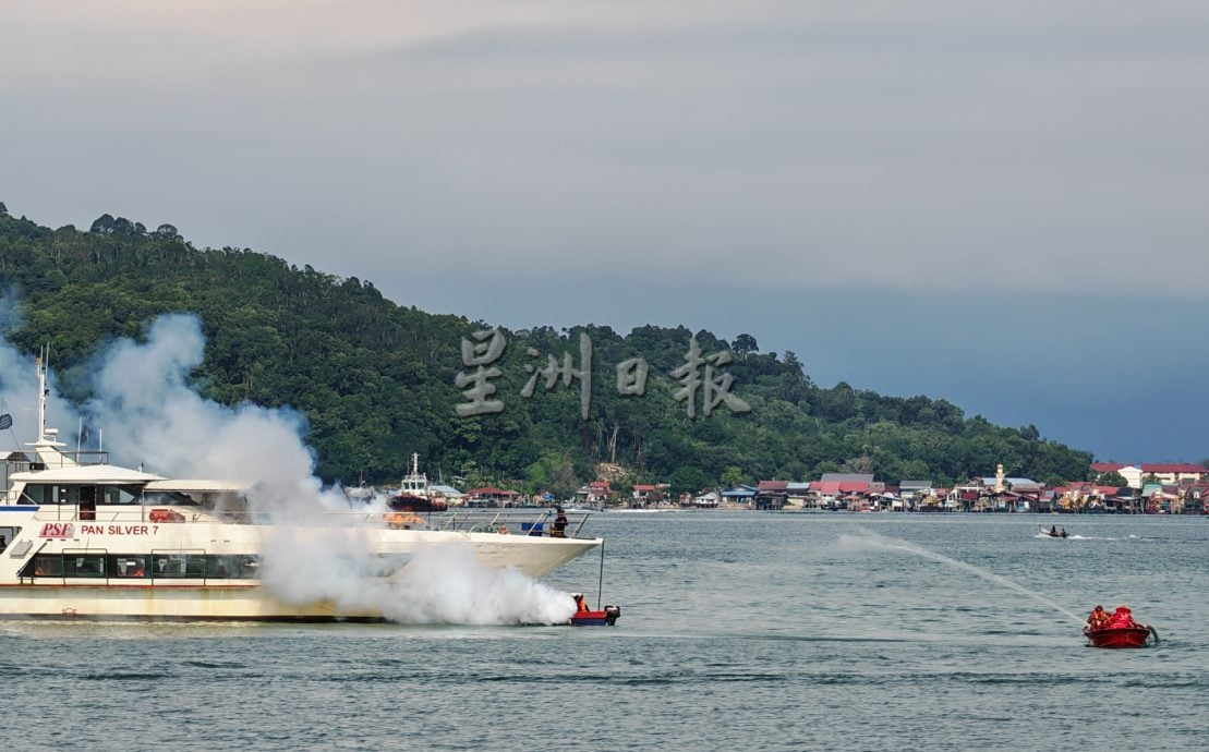 星角摄/ “渔船撞渡轮” 演习逼真