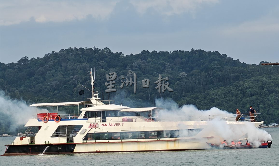 星角摄/ “渔船撞渡轮” 演习逼真