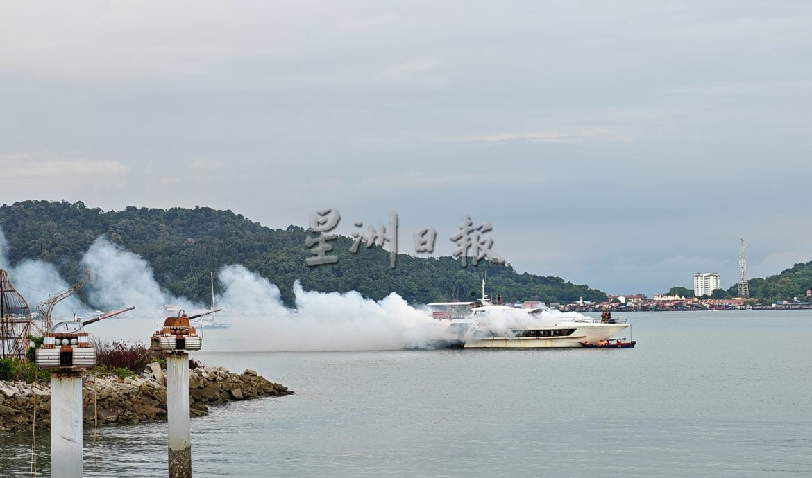 星角摄/ “渔船撞渡轮” 演习逼真
