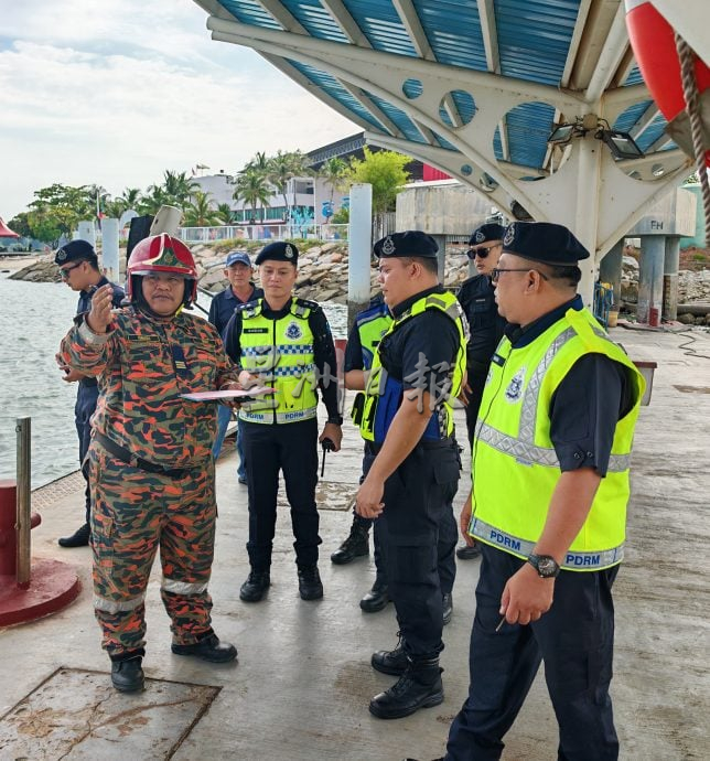 星角摄/ “渔船撞渡轮” 演习逼真