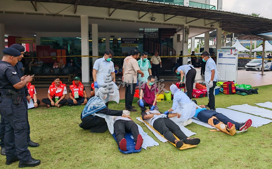 星角摄/ “渔船撞渡轮” 演习逼真