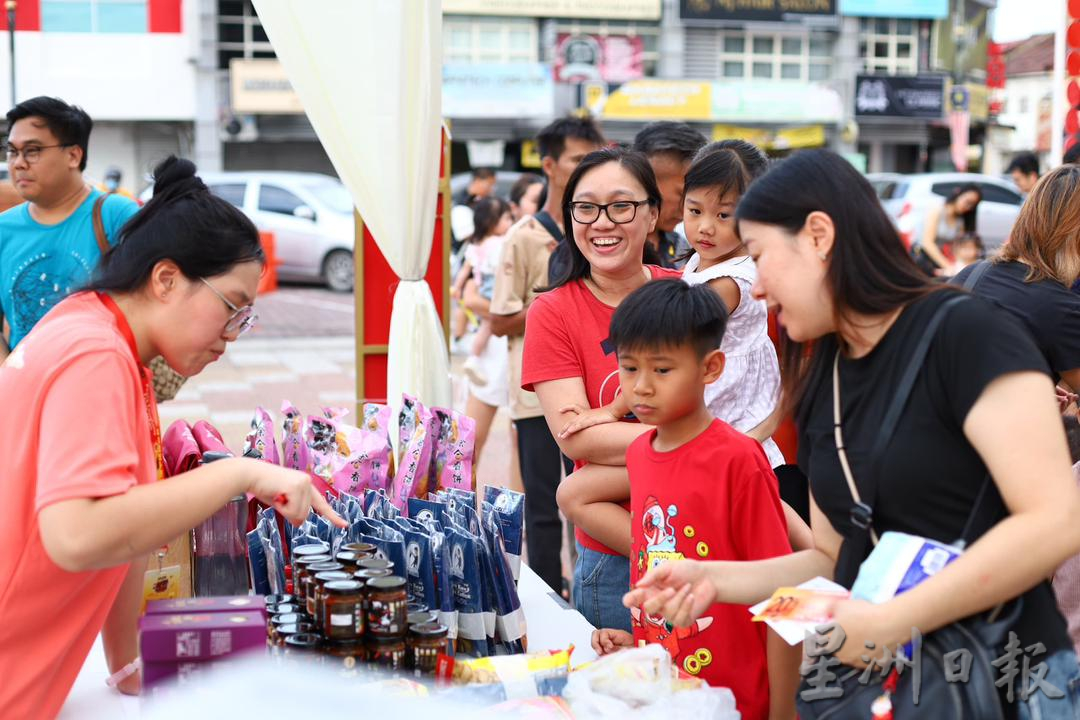 逛市集看表演享美食 庆中秋如小过年 霹气氛炽热