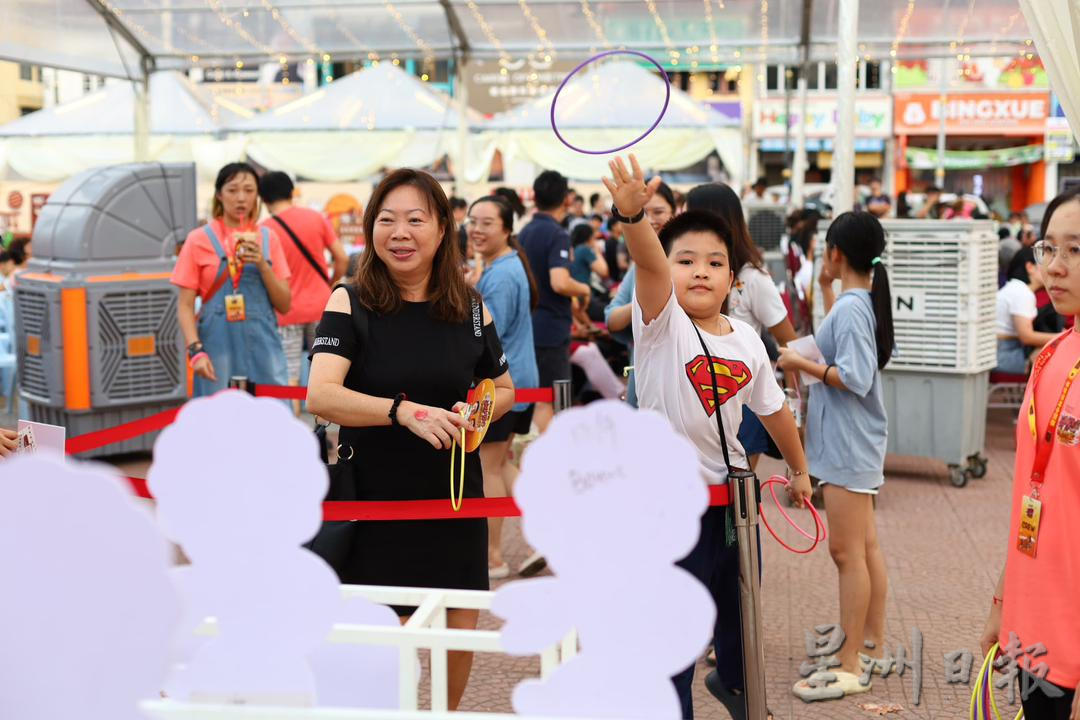 逛市集看表演享美食 庆中秋如小过年 霹气氛炽热