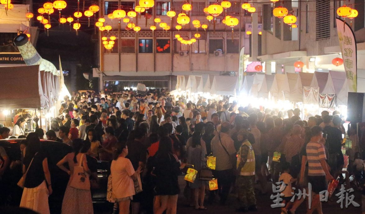 逛市集看表演享美食 庆中秋如小过年 霹气氛炽热