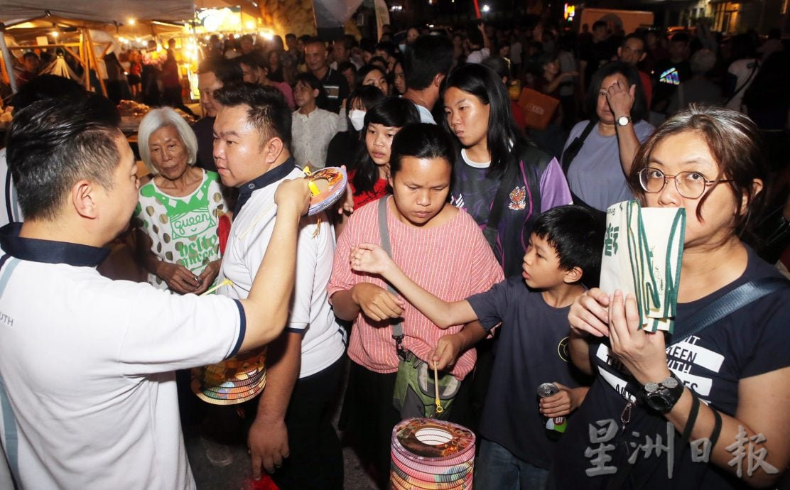 逛市集看表演享美食 庆中秋如小过年 霹气氛炽热
