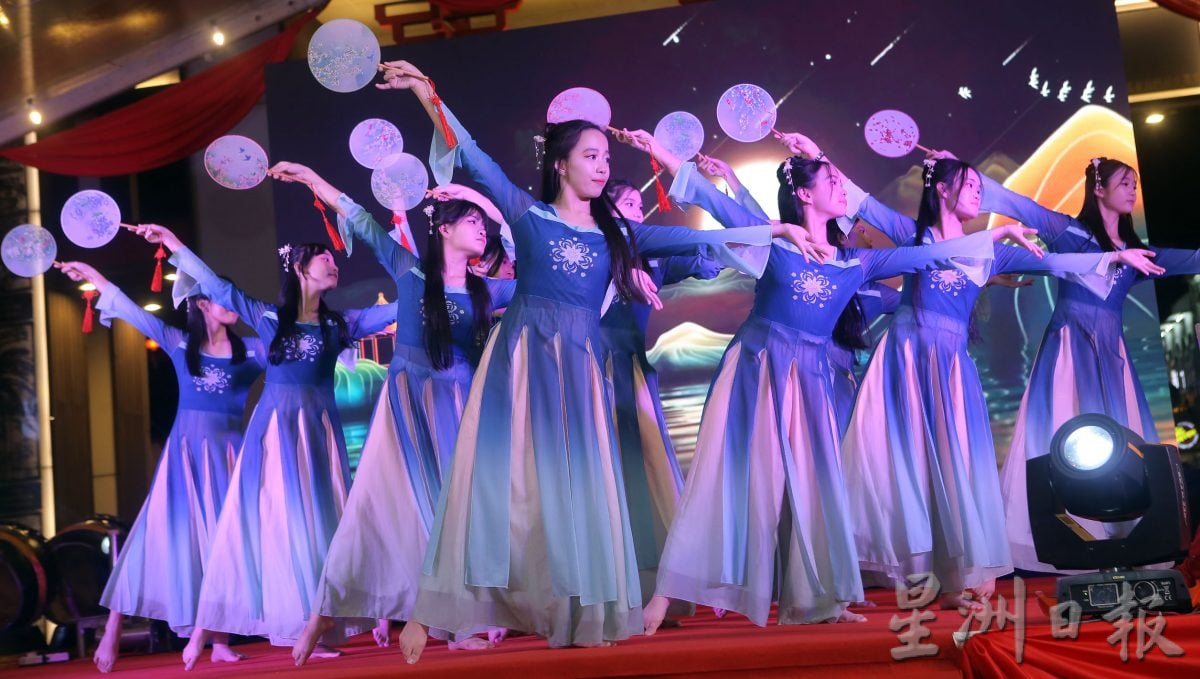 逛市集看表演享美食 庆中秋如小过年 霹气氛炽热