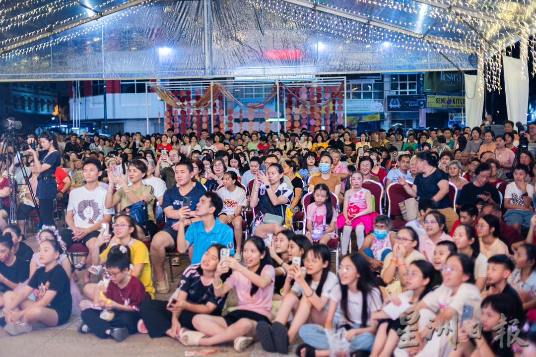 逛市集看表演享美食 庆中秋如小过年 霹气氛炽热