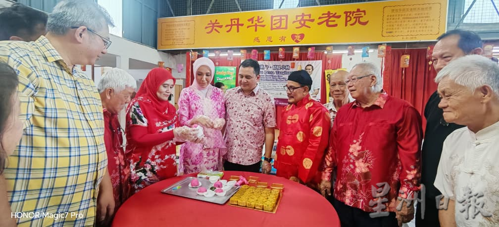 东:已签发:彭州投资、工业、科学、工艺与革新委员会主席拿督莫哈末尼查指出,州内各族人民长期以来和睦共处、携手合作,正是推动彭亨州乃至全国经济稳健发展的重要力量。