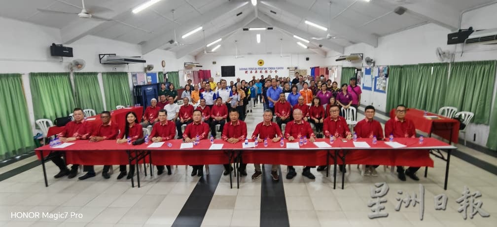 东:已签发:关丹华团联合会召开特别会员团体代表大会,一致通过修改章程及购买货车的事宜。