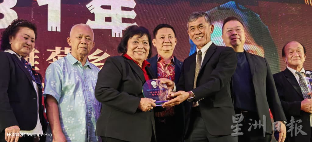 东:已签发:马来西亚海南会馆联合会总会长拿督杨克浩呼吁大家,踊跃参与即将于今年11月14日至16日,在槟城举行的第18届世界海南乡团联谊大会