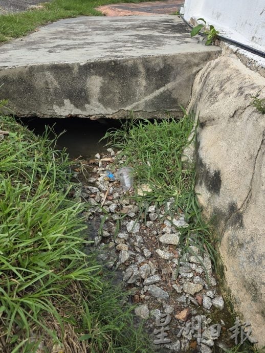 (古城第三版主文)山坡上排水急冲而下,人行道沟渠沙石大量冲走恐影响结构形成安全隐忧