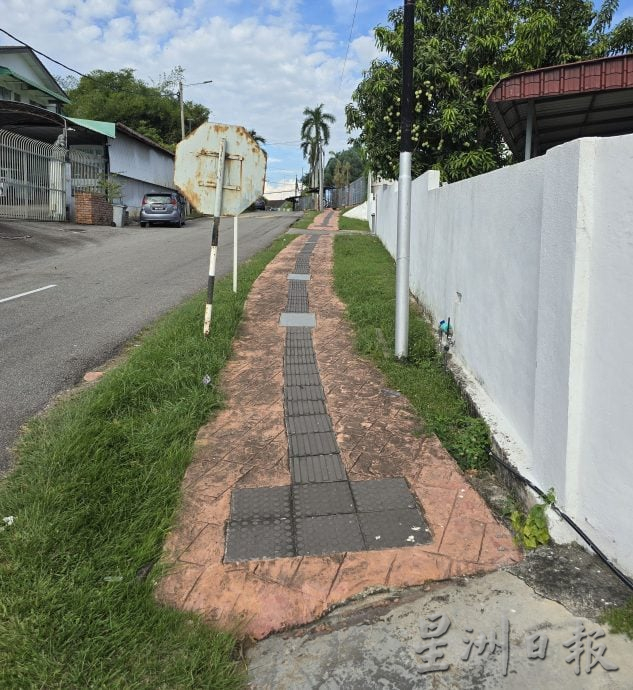 (古城第三版主文)山坡上排水急冲而下,人行道沟渠沙石大量冲走恐影响结构形成安全隐忧