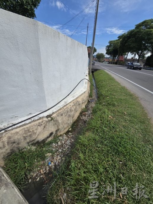 (古城第三版主文)山坡上排水急冲而下,人行道沟渠沙石大量冲走恐影响结构形成安全隐忧