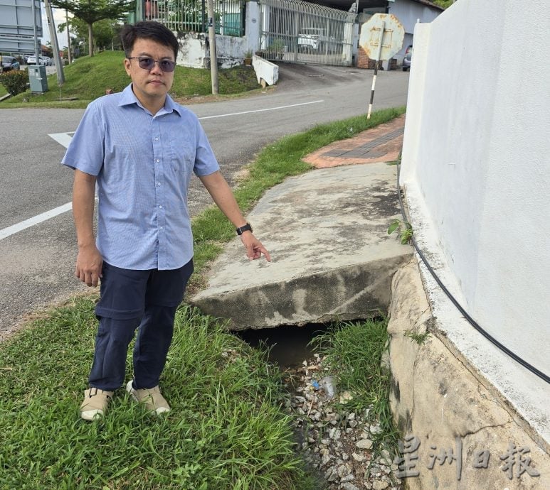 (古城第三版主文)山坡上排水急冲而下,人行道沟渠沙石大量冲走恐影响结构形成安全隐忧