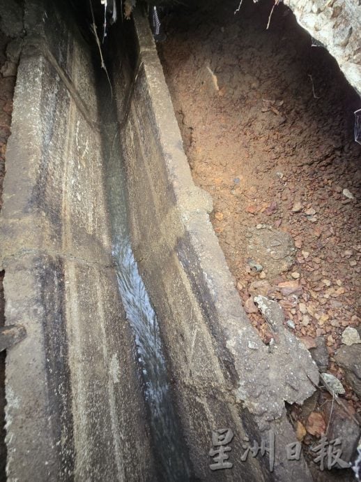 (古城第三版主文)山坡上排水急冲而下,人行道沟渠沙石大量冲走恐影响结构形成安全隐忧