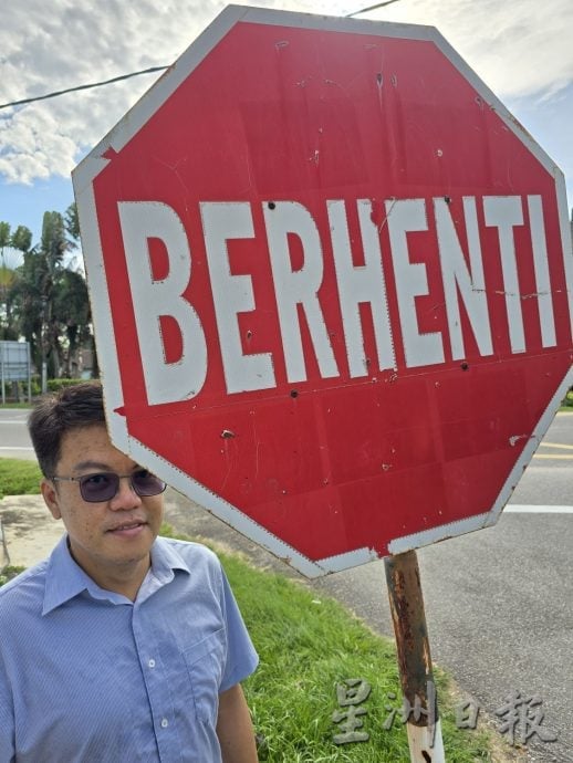 (古城第三版主文)山坡上排水急冲而下,人行道沟渠沙石大量冲走恐影响结构形成安全隐忧