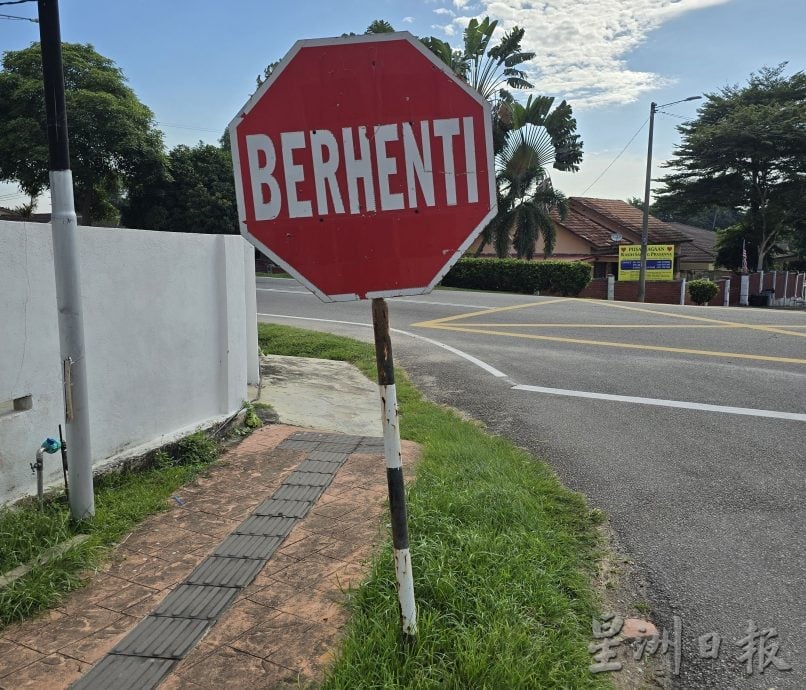 (古城第三版主文)山坡上排水急冲而下,人行道沟渠沙石大量冲走恐影响结构形成安全隐忧