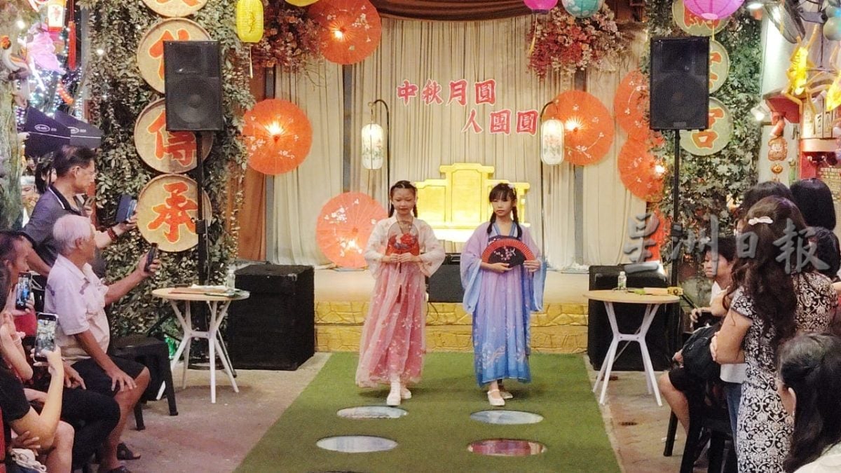 已签发 柔：版头之一：东甲茧云宫2艺术作品 获颁《马来西亚记录大全》