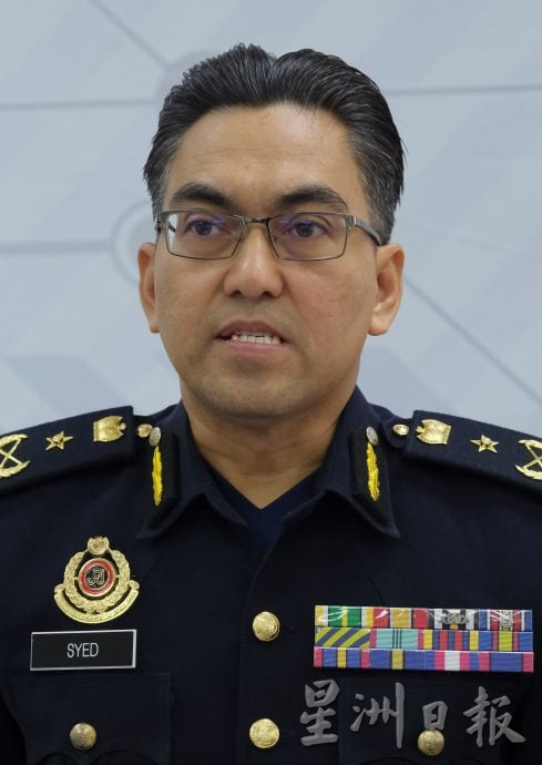 东:(已签发)彭陆交局周六日柜台服务人不多 2716人完成驾照更新