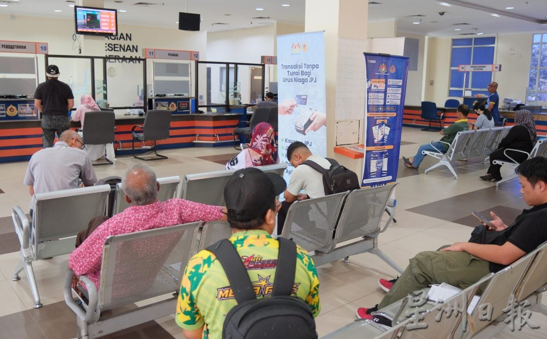 东:(已签发)彭陆交局周六日柜台服务人不多 2716人完成驾照更新