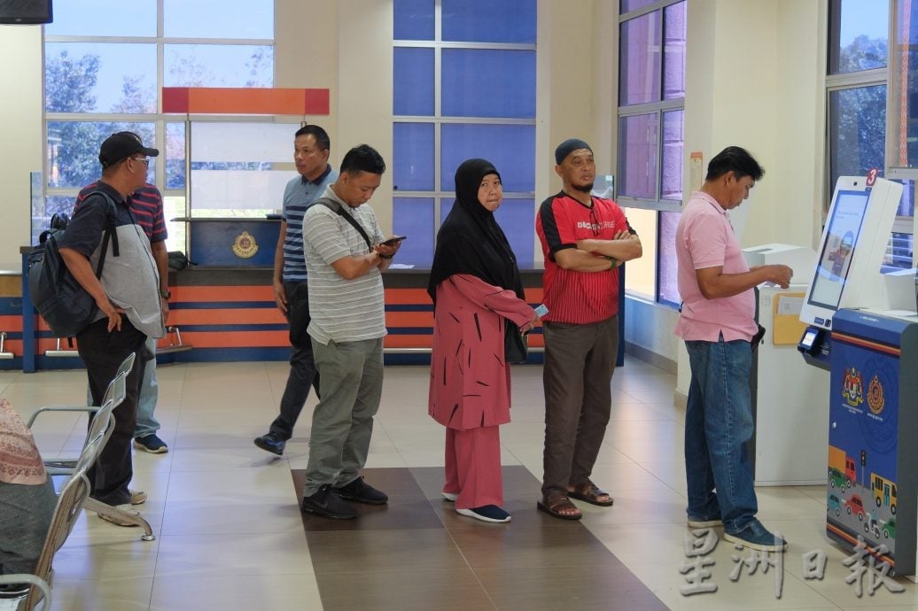 东:(已签发)彭陆交局周六日柜台服务人不多 2716人完成驾照更新