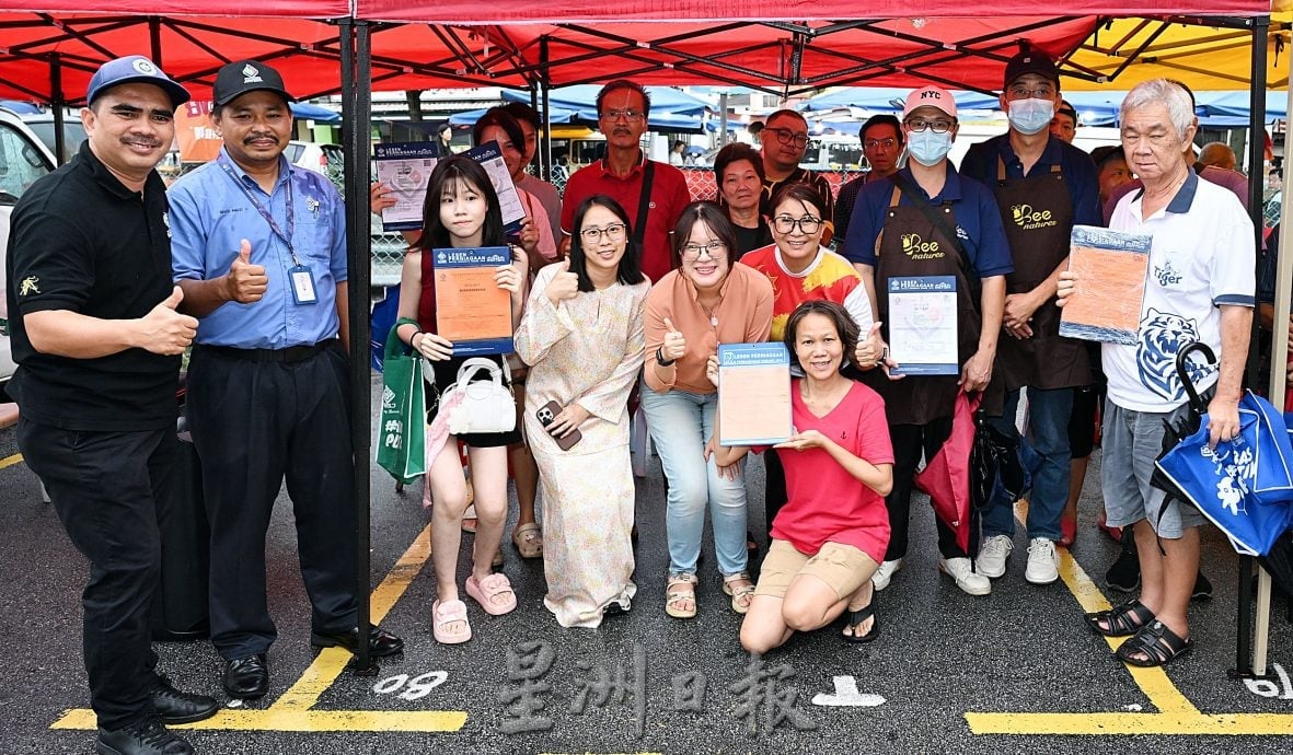 大都会版2头/王诗棋移交沙登夜市小贩执照/4图