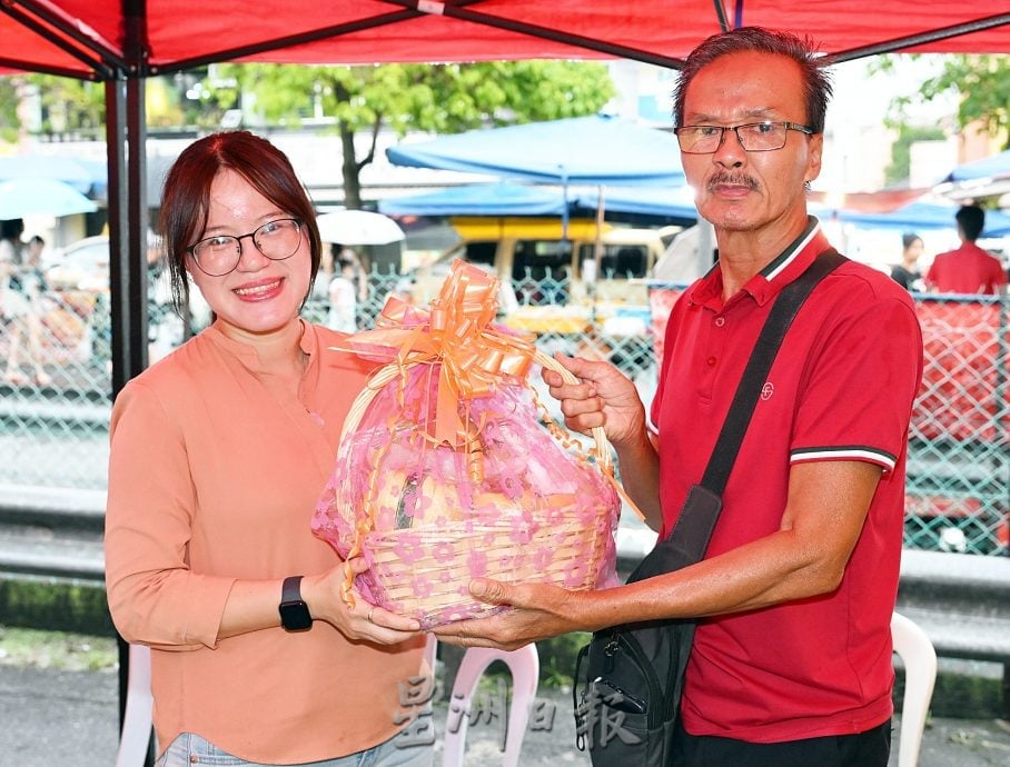 大都会版2头/王诗棋移交沙登夜市小贩执照/4图