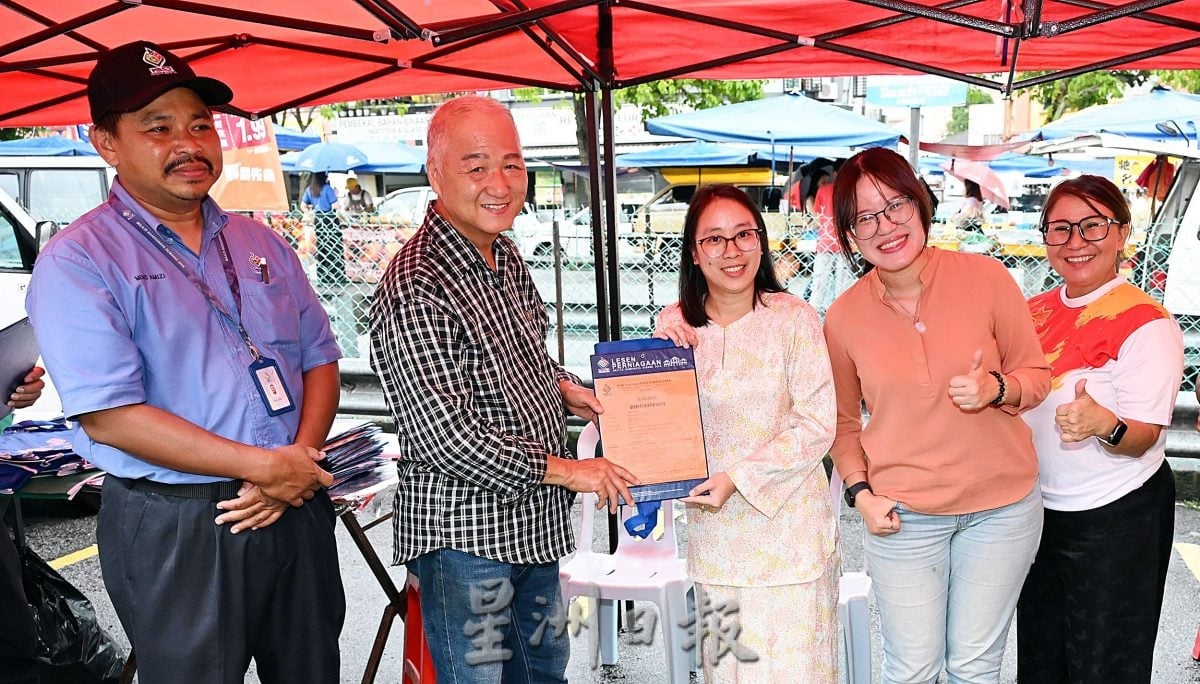 大都会版2头/王诗棋移交沙登夜市小贩执照/4图