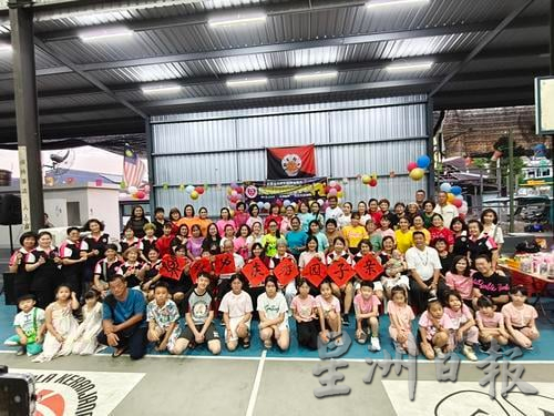 东：吉拉央村委会与百乐姐妹会联办中秋晚会 蔡辉煌：凝聚村民传承文化