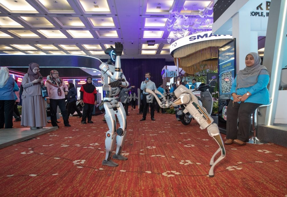 星角摄/图说大马:机械狗与机械人的世纪大战