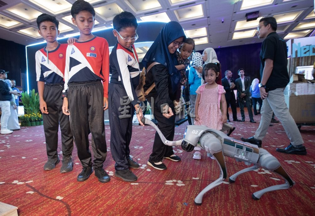 星角摄/图说大马:机械狗与机械人的世纪大战