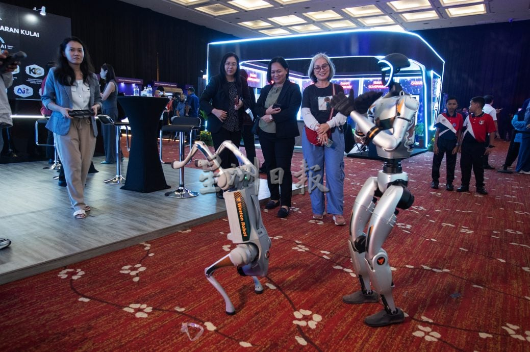 星角摄/图说大马:机械狗与机械人的世纪大战