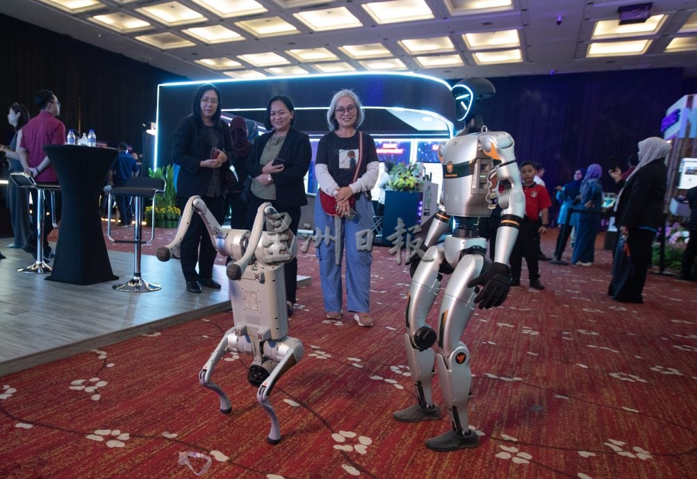 星角摄/图说大马:机械狗与机械人的世纪大战