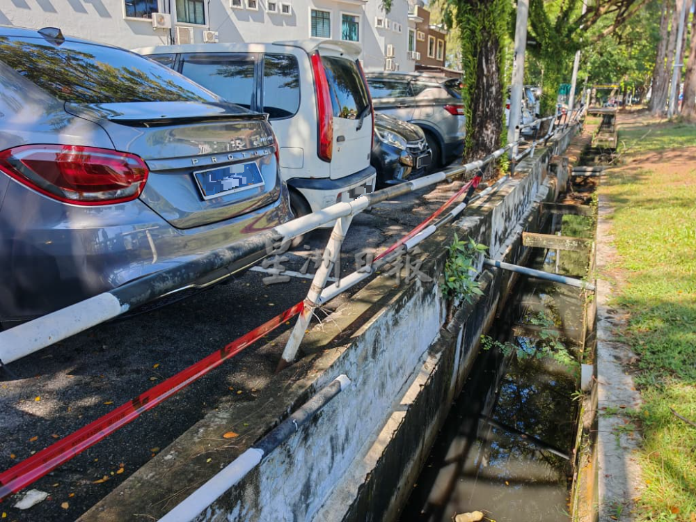 市政厅协助公共工程局紧急维修防洪沟,确保水流通畅