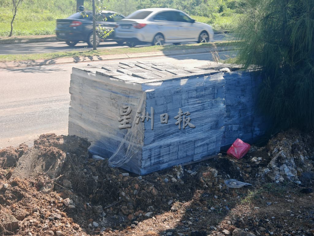 市政厅协助公共工程局紧急维修防洪沟,确保水流通畅