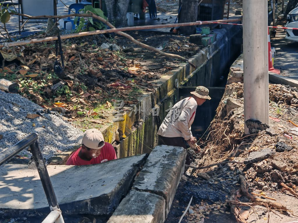 市政厅协助公共工程局紧急维修防洪沟,确保水流通畅