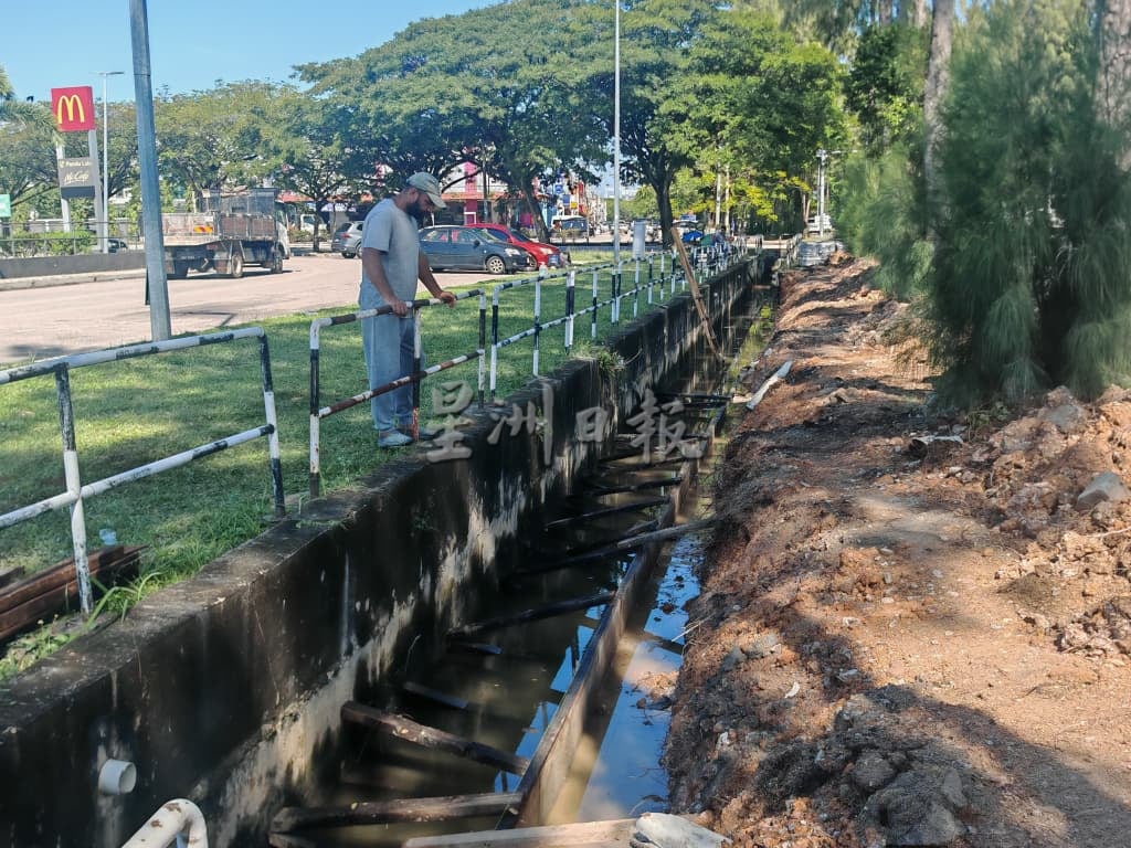 市政厅协助公共工程局紧急维修防洪沟,确保水流通畅