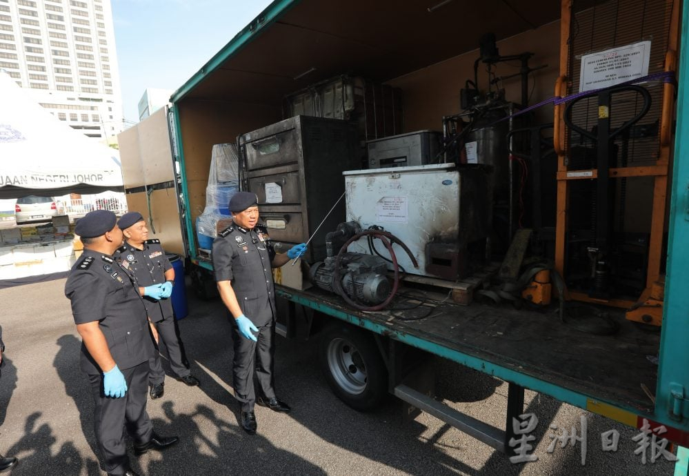 **已签发**柔：第三版头：涉24年毒品案市值逾4300万  柔警运各类毒品往雪州销毁