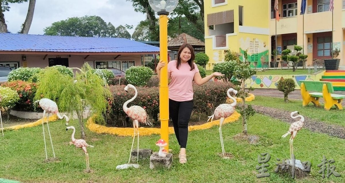 **已签发**柔：封面：特稿〡添7幅壁画又猫头鹰入住  士年纳华小成创意校园