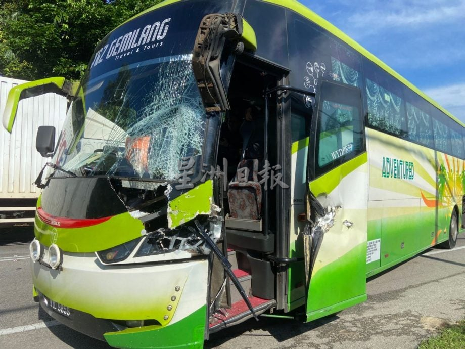 东（已签）:载有40名师生的巴士追尾罗里，幸无人伤亡。