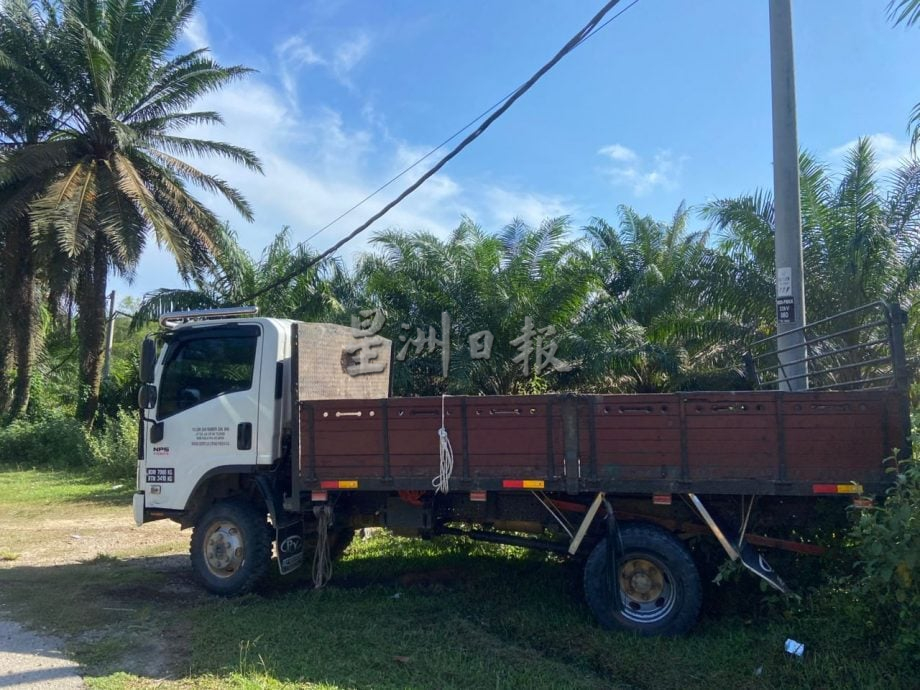 东（已签）:载有40名师生的巴士追尾罗里，幸无人伤亡。