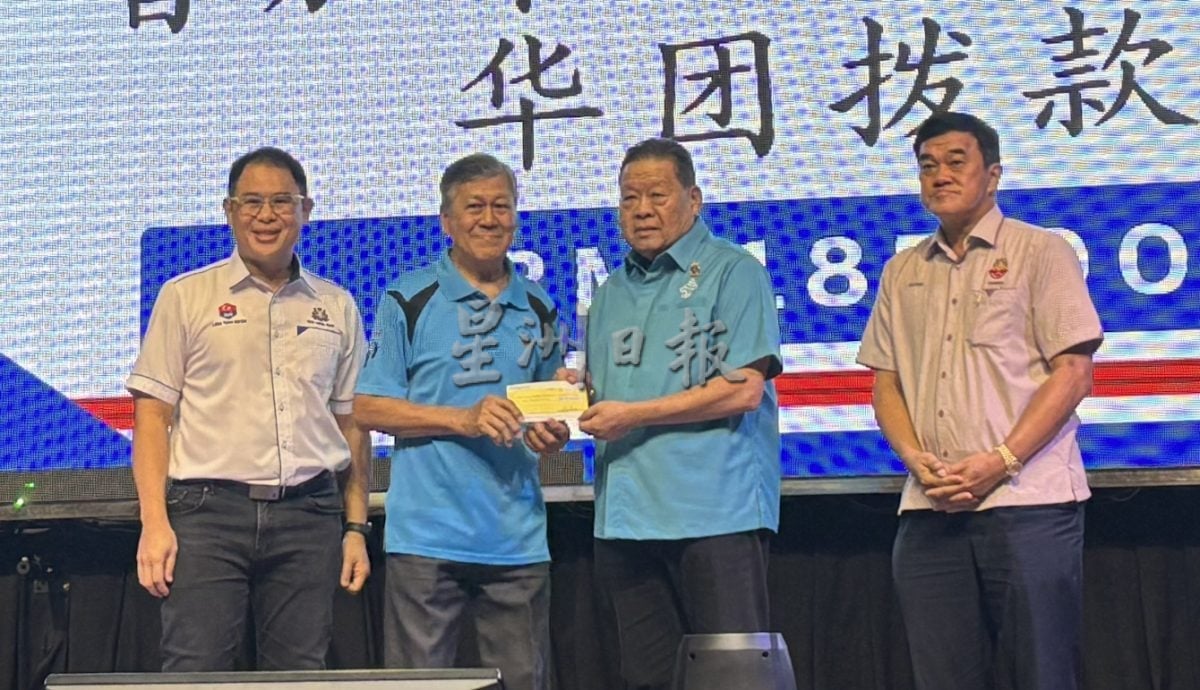 **已签发**柔：第三版头：林添顺代表州政府颁发  昔31华团获18万5000拨款