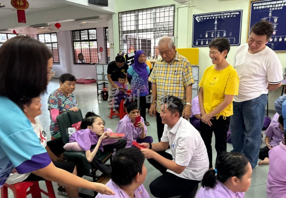 东:(已签发)简民发拜访玻璃口特殊儿童康复中心