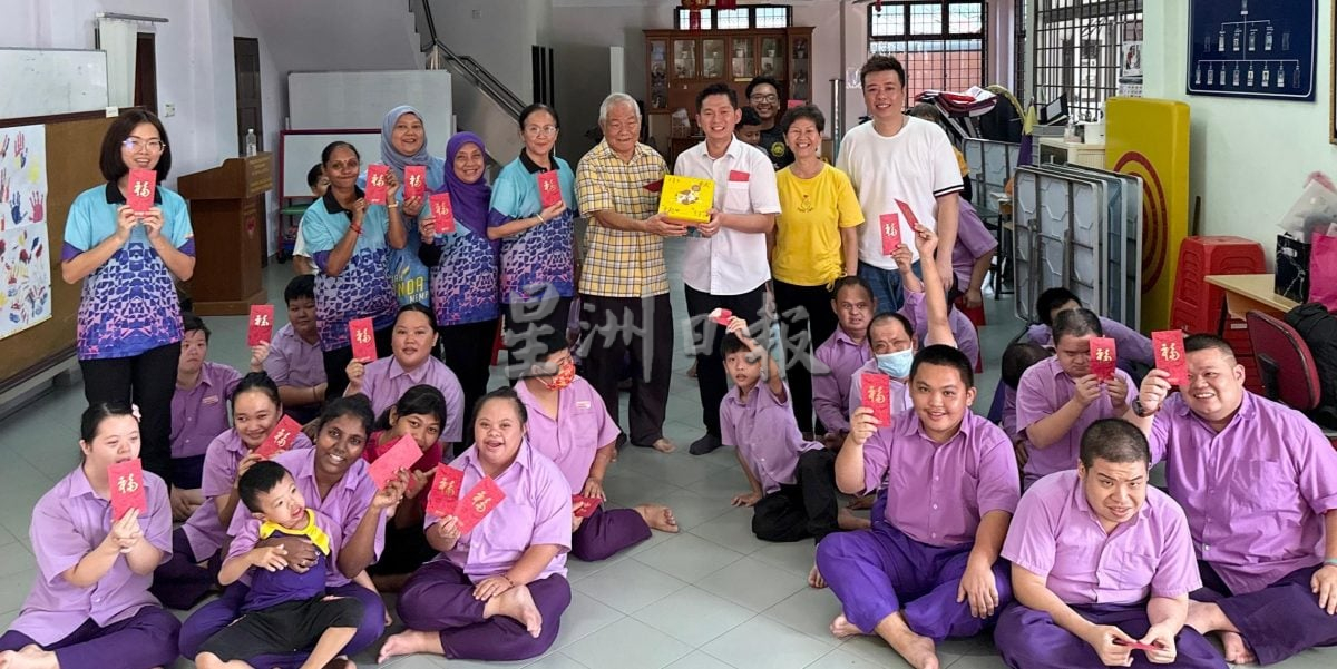 东:(已签发)简民发拜访玻璃口特殊儿童康复中心