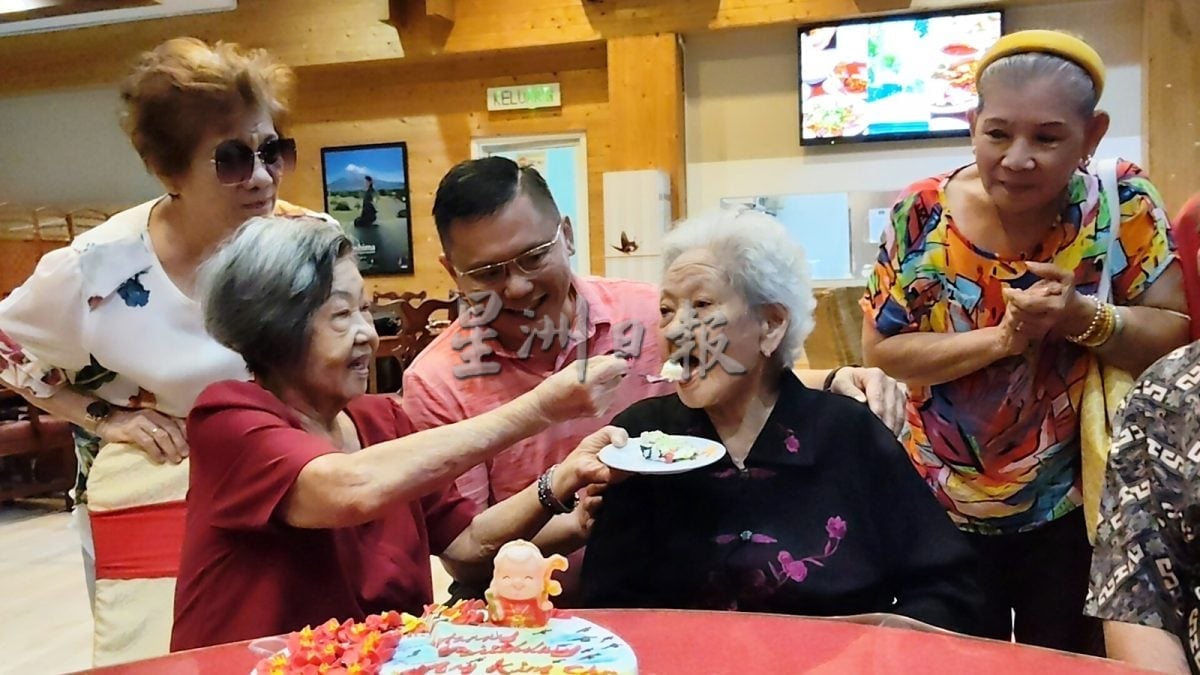 走过百年：人瑞洪金珠 当过警察 撑起家 