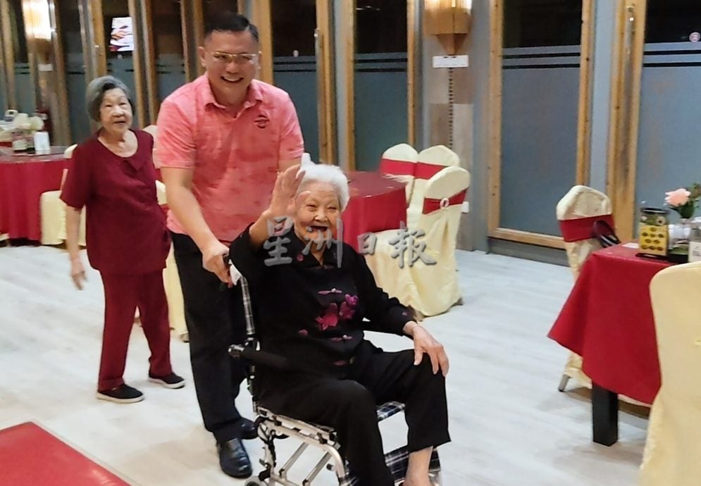 走过百年：人瑞洪金珠 当过警察 撑起家 