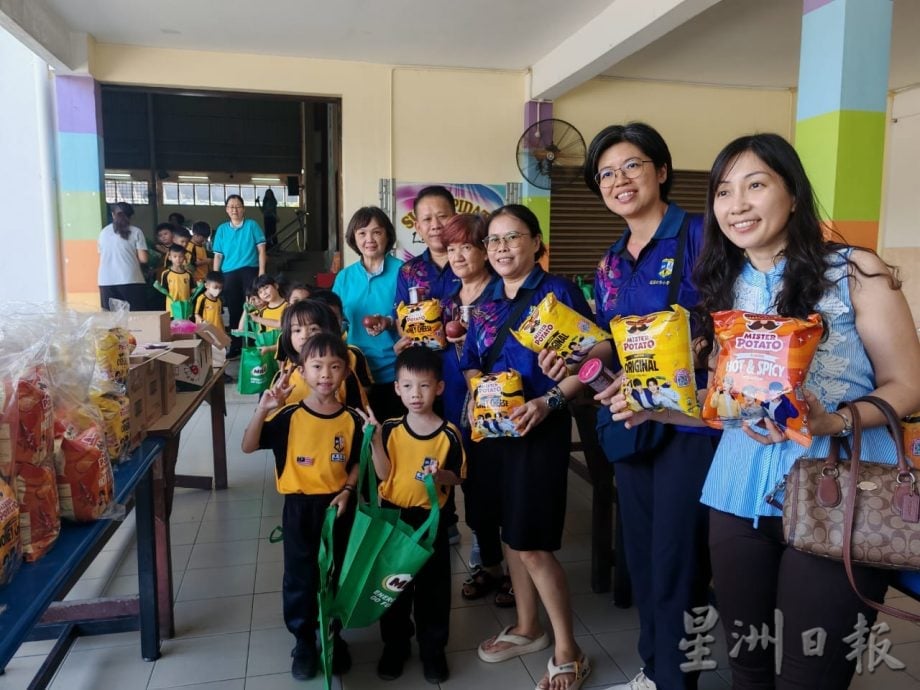 东:(已签发)玻璃口华小庆祝儿童节举行亲子野餐会