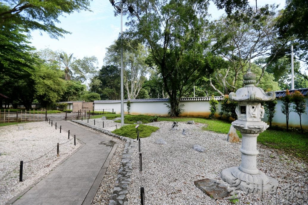 【流金岁月】/天涯何处无芳草 来DR公园赏风光