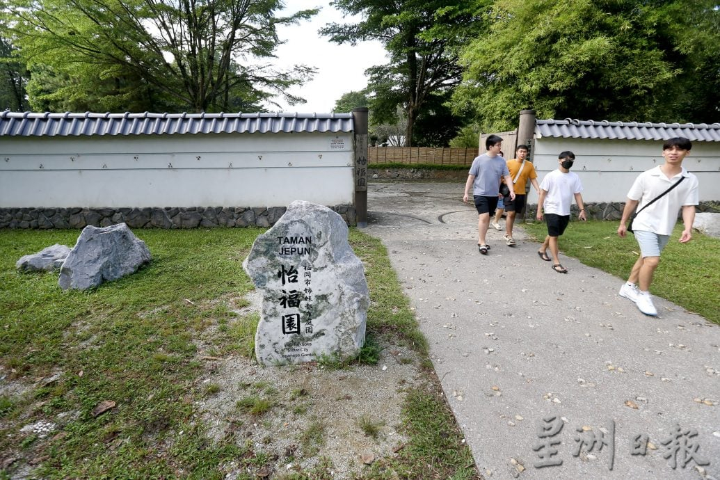 【流金岁月】/天涯何处无芳草 来DR公园赏风光