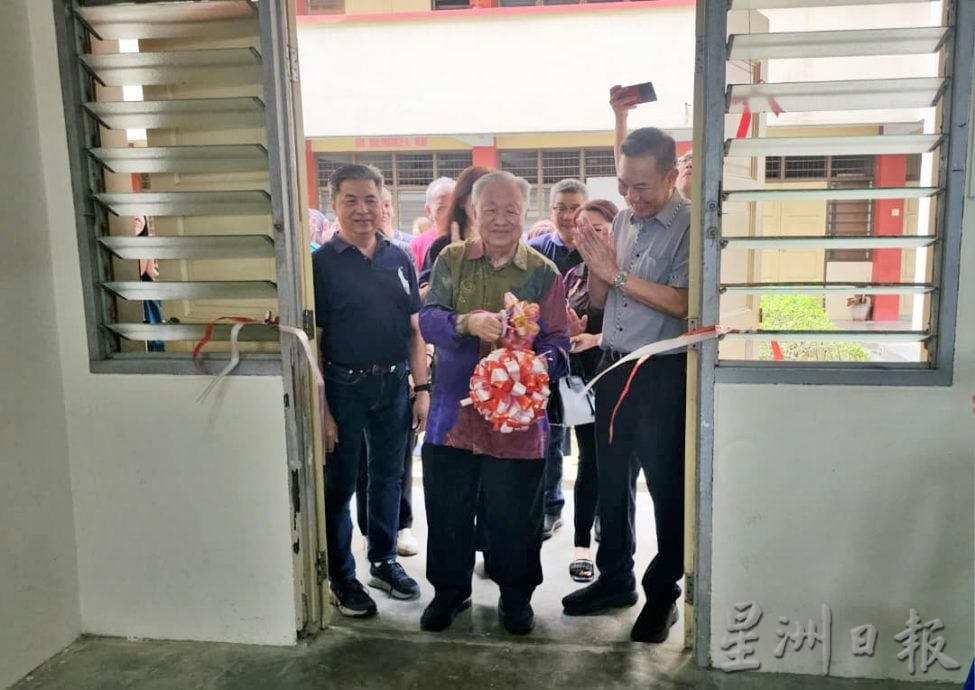 东(已签):哥市中正中学将A座校舍其中一间课室正式命名为「蔡尤明局绅室」。